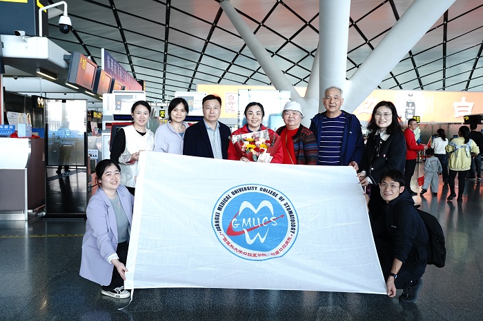 2.博彩app下载
领导、罗婷婷医生家属及职工代表到机场为其送行.JPG